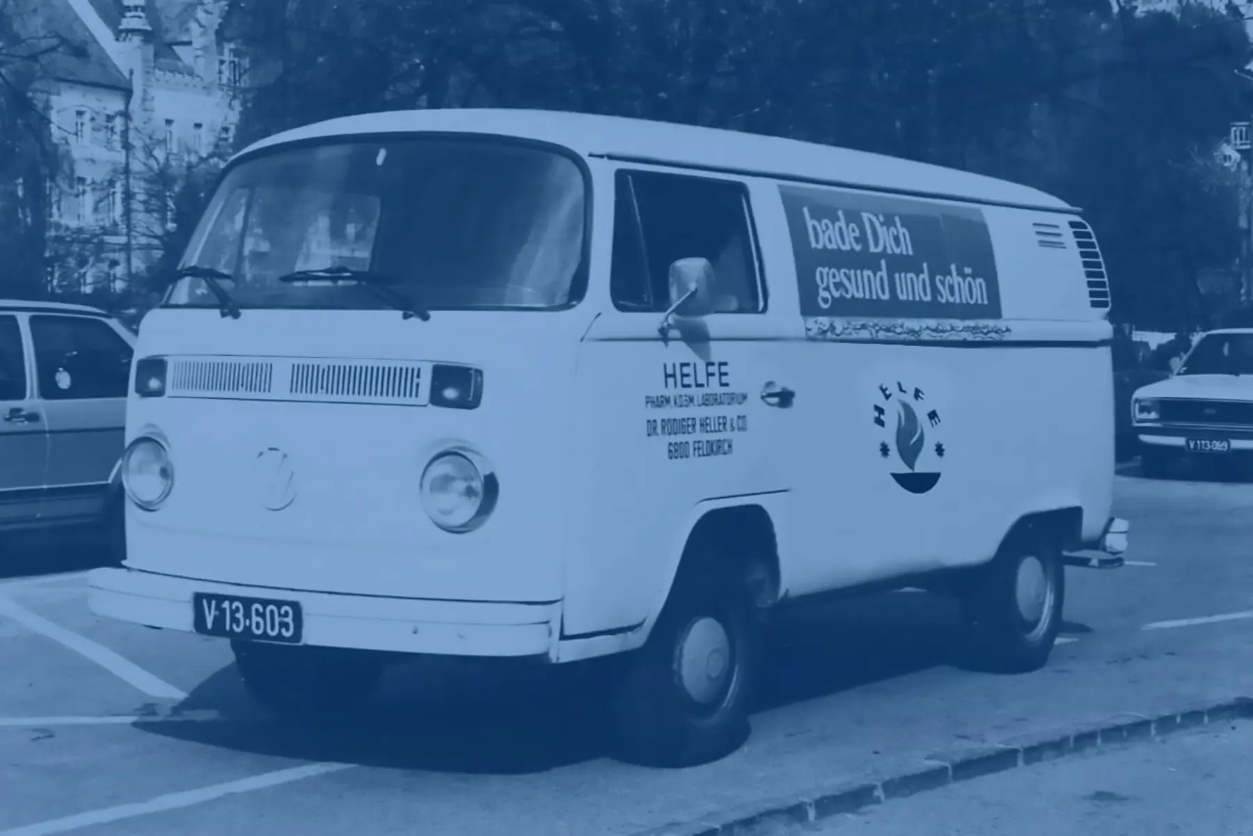 HELFE VW Bus mit Werbung Banner